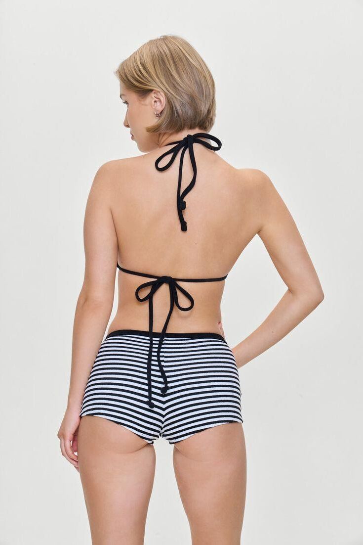 junges blondes Bikini -Modell
