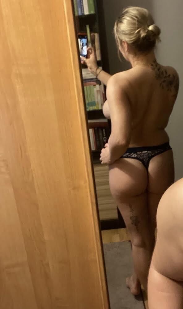 大きなおっぱいを持つセクシーなブロンド