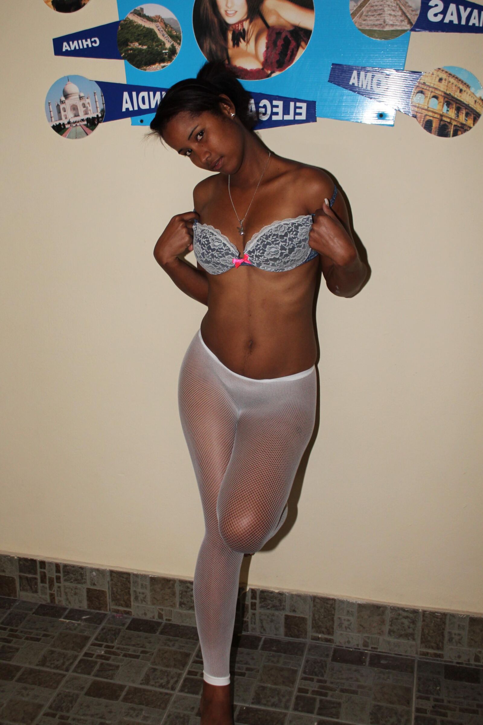 Sweet Latina Teen Teaser senkt ihren BH im Autohafen