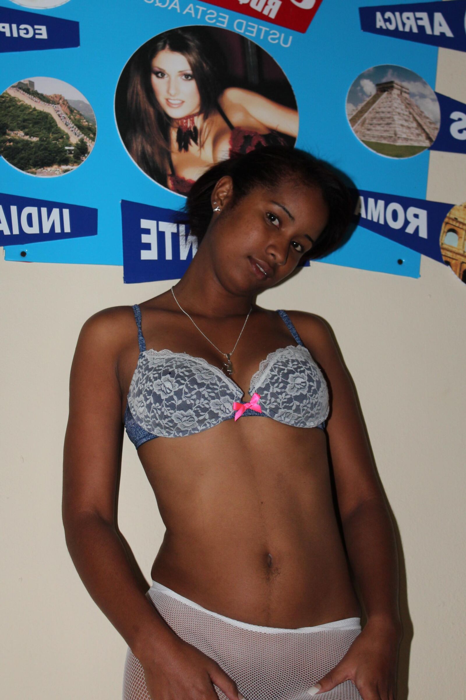 Sweet Latina Teen Teaser senkt ihren BH im Autohafen