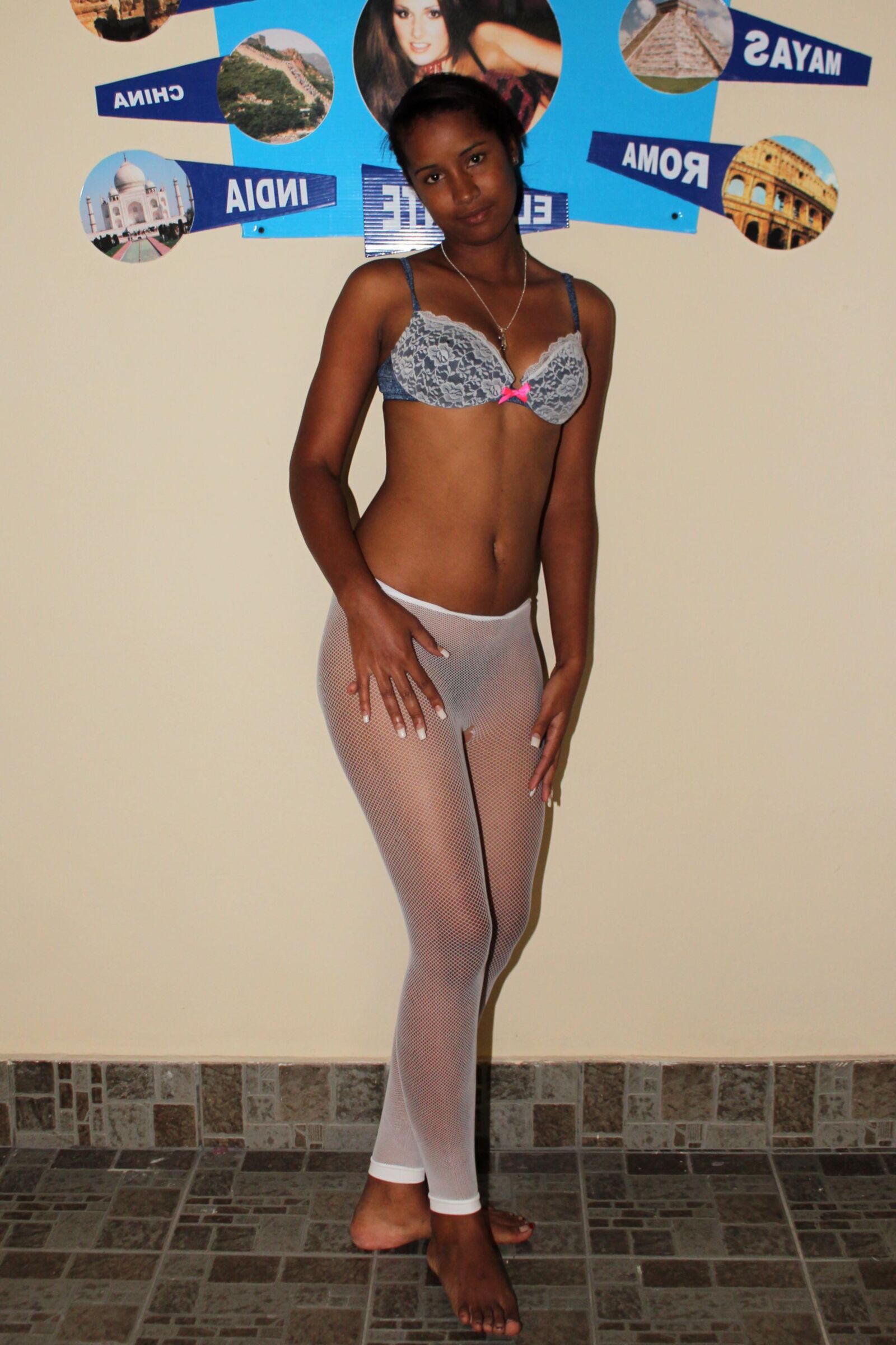 Sweet Latina Teen Teaser senkt ihren BH im Autohafen