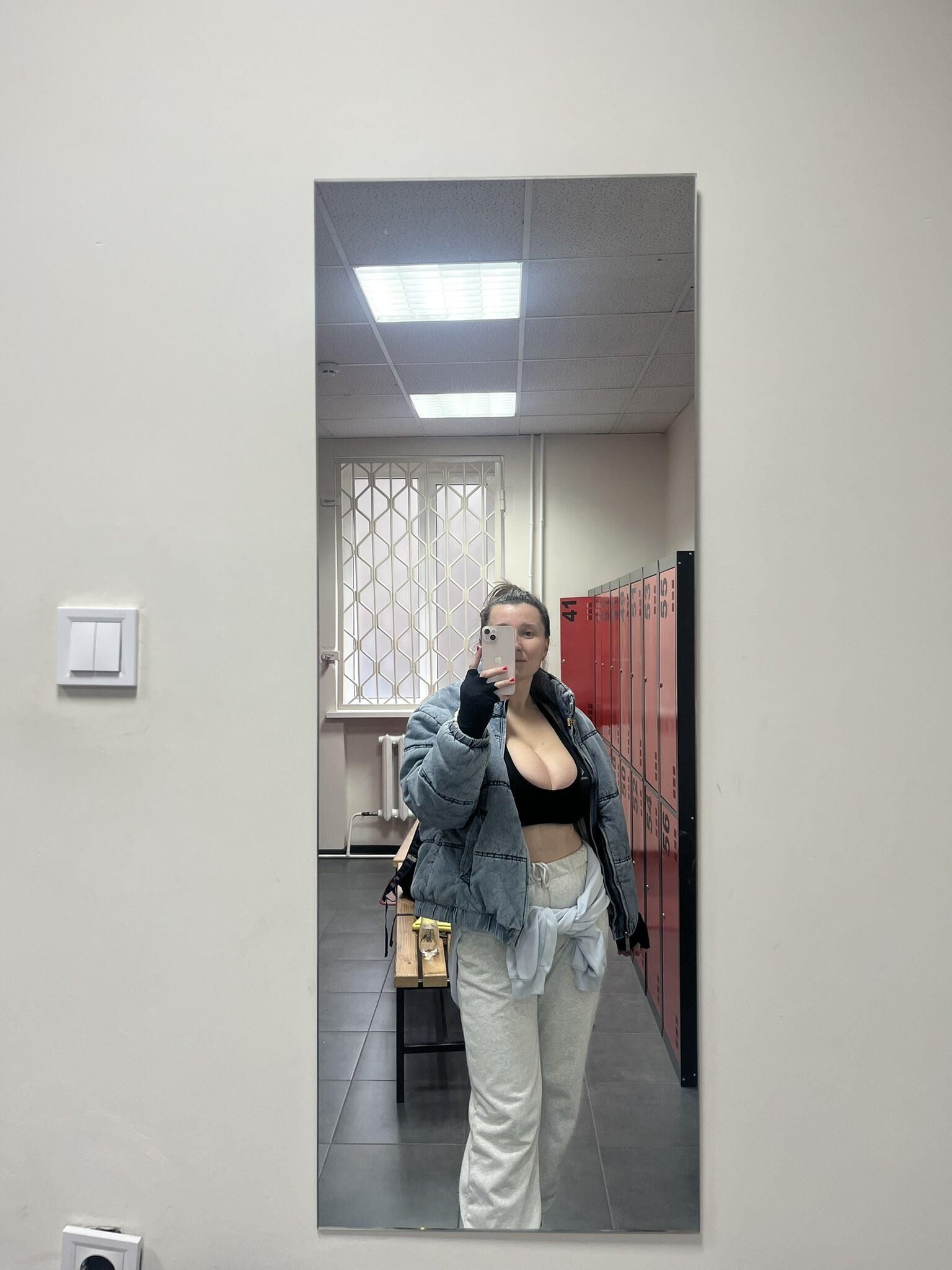 PUMA巨大なおっぱいウクライナのセクシーなブルネットミルフミックスホットショット