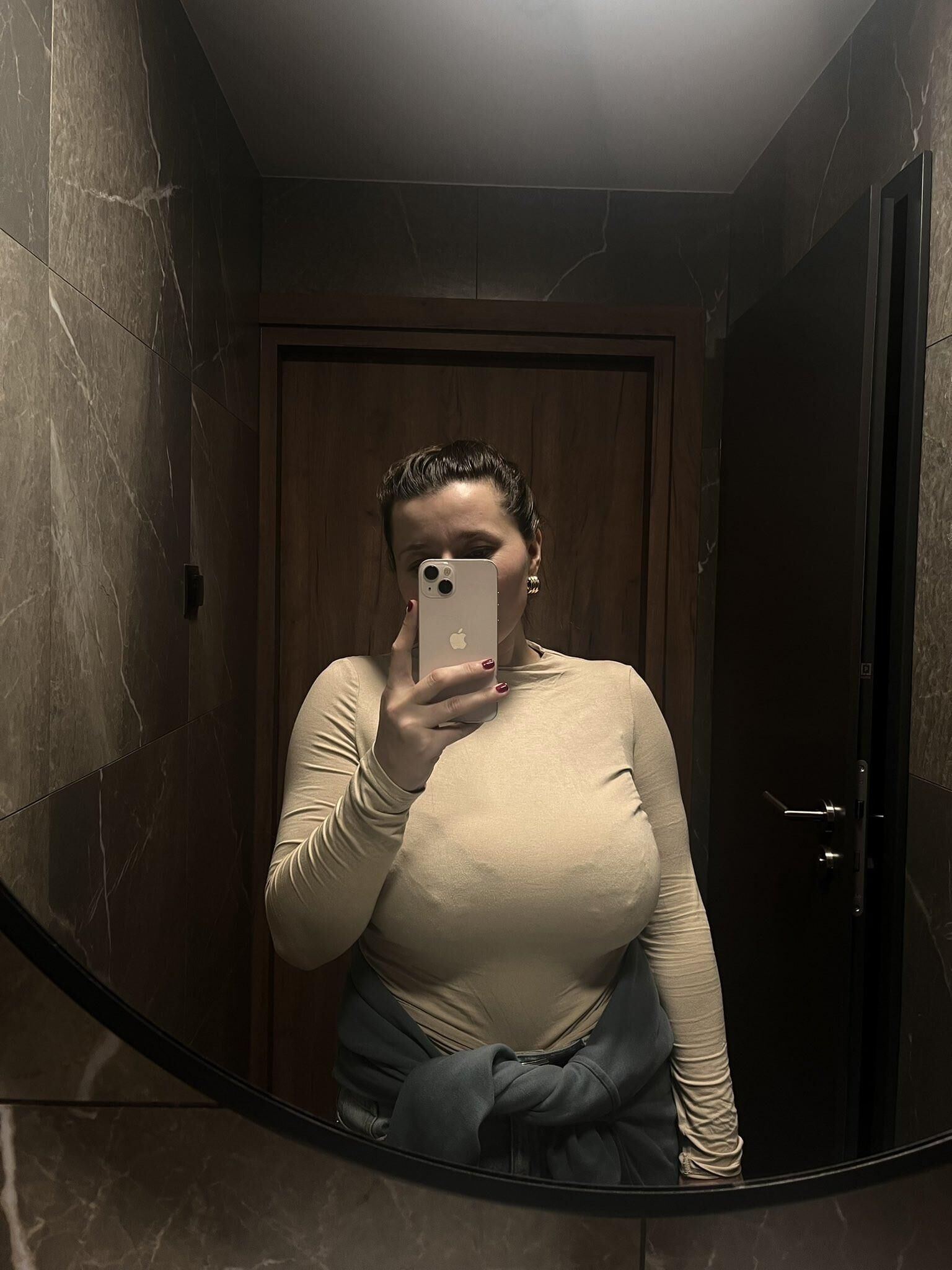 PUMA巨大なおっぱいウクライナのセクシーなブルネットミルフミックスホットショット