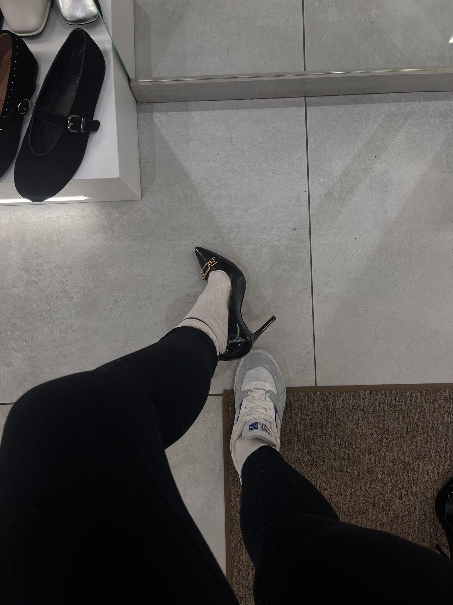 PUMA巨大なおっぱいウクライナのセクシーなブルネットミルフミックスホットショット