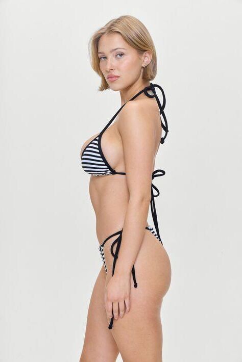junges blondes Bikini -Modell