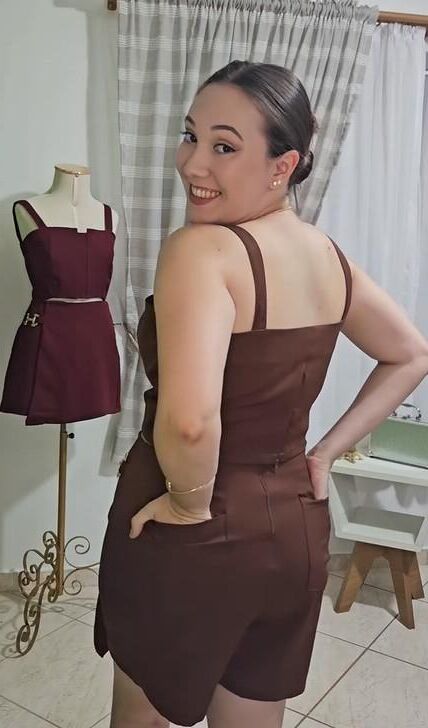 露出中の女の白いラティーナのアラインは彼女のカックなどに送ります