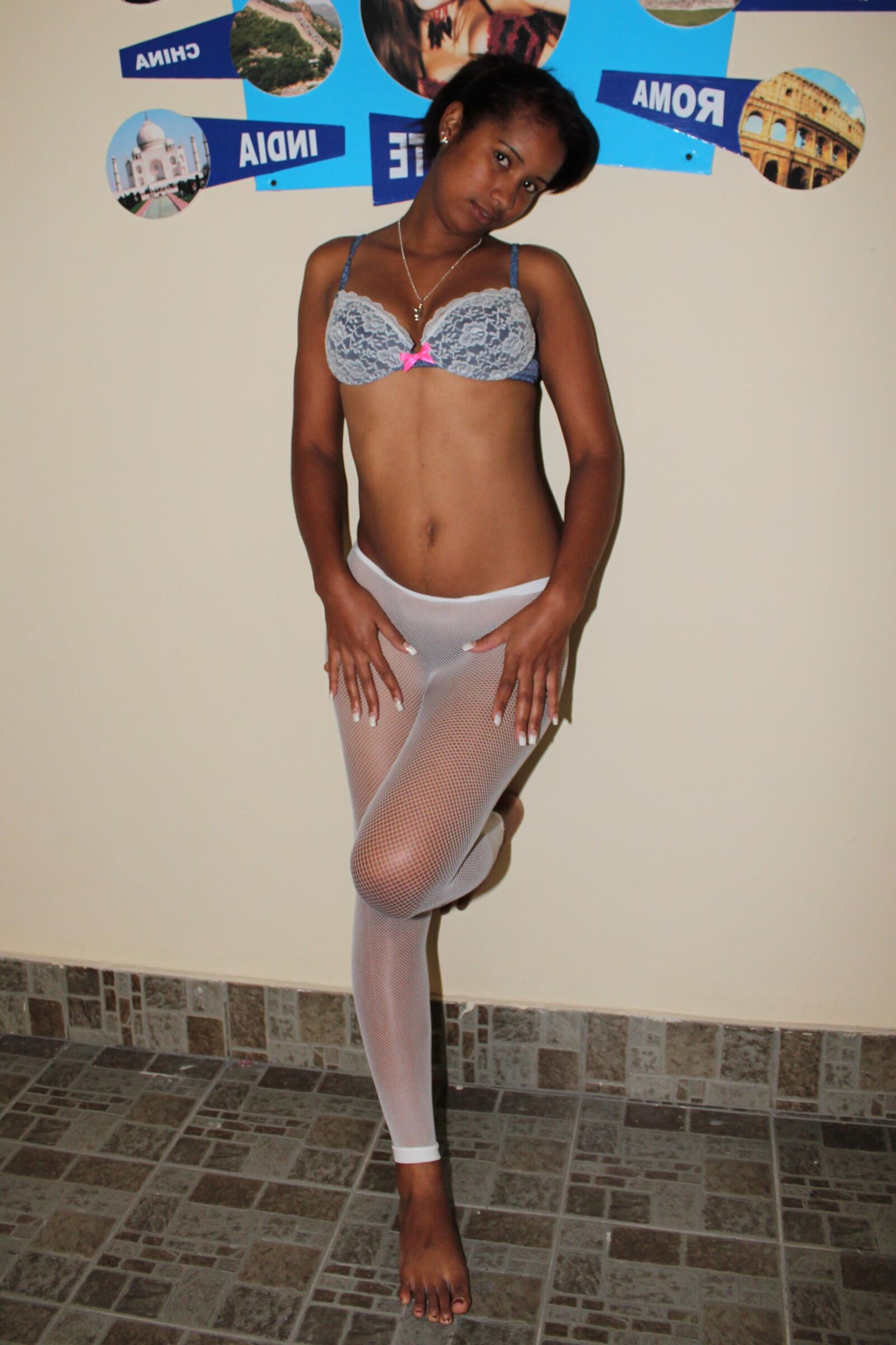 Sweet Latina Teen Teaser senkt ihren BH im Autohafen