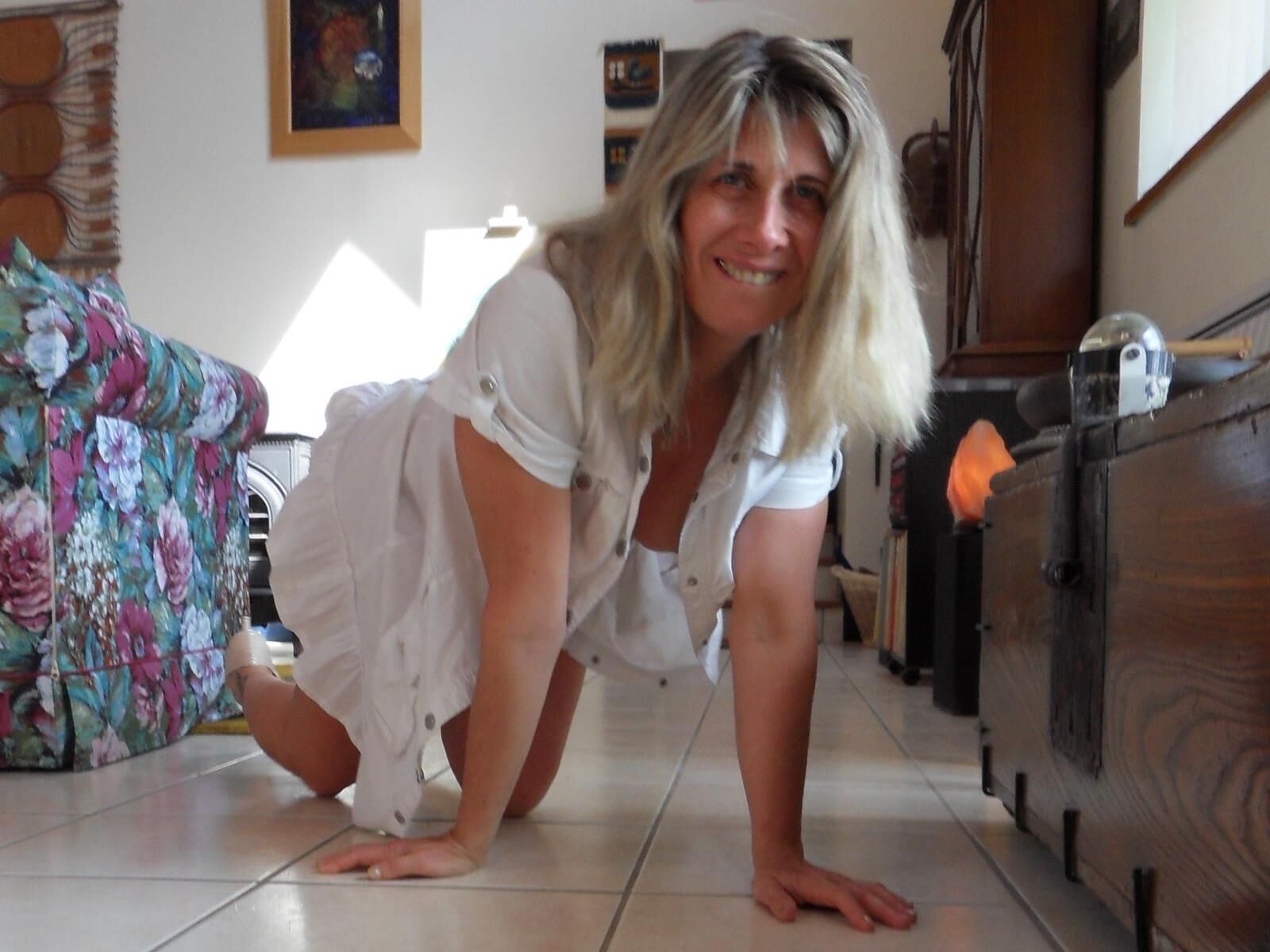 Lisa excitee sous sa petite robe blanche ouverte