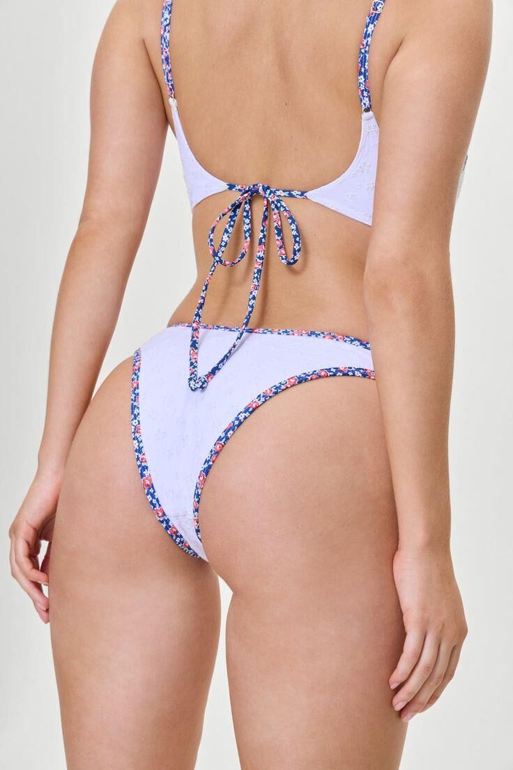 junges blondes Bikini -Modell