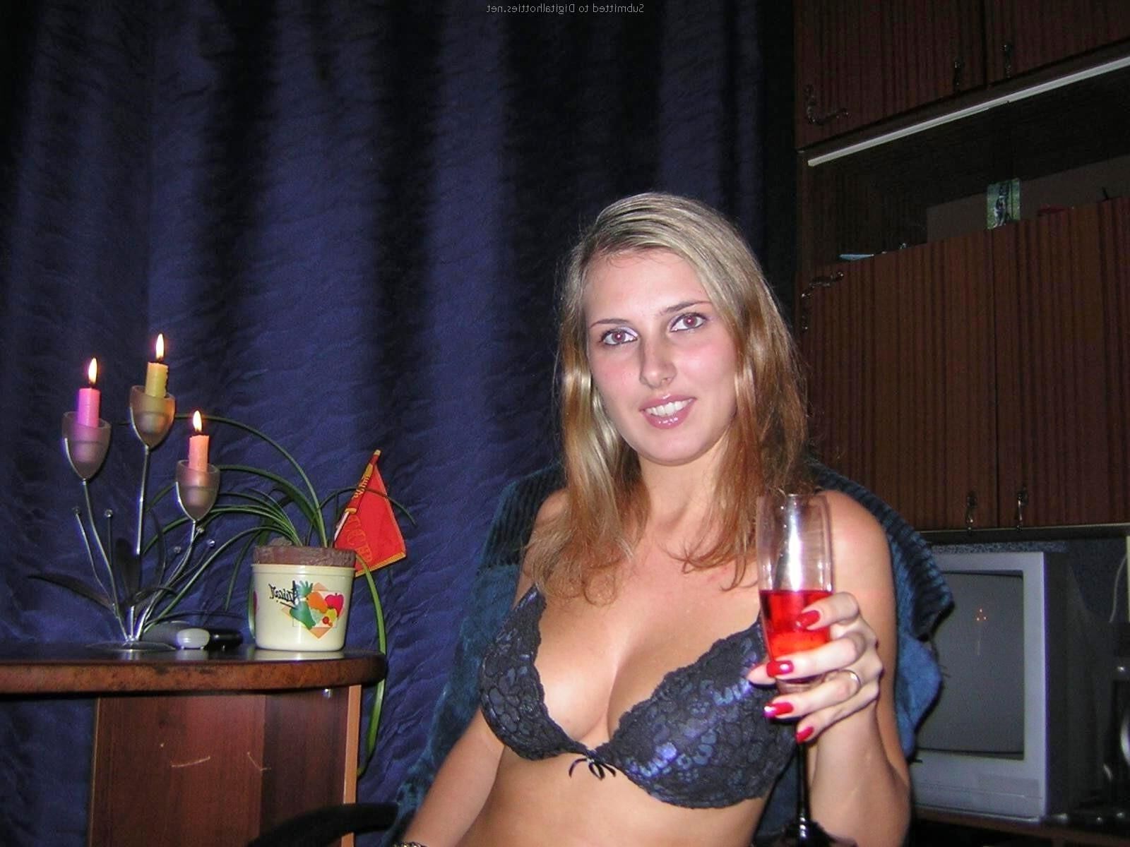 Amateur Girlfriend Sexy and Nude 