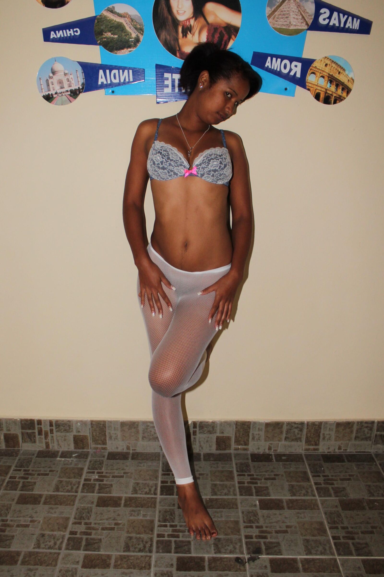 Sweet Latina Teen Teaser senkt ihren BH im Autohafen