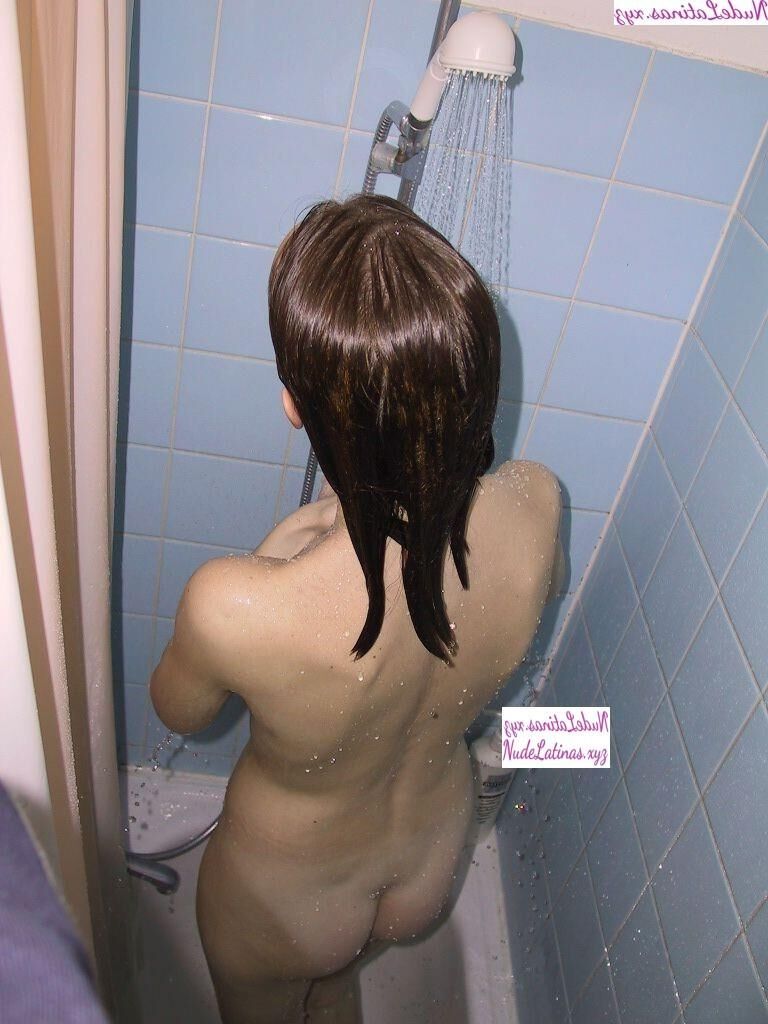 Unschuldige dünne Stieftochter Dusche nacktes Dressing für die Schule
