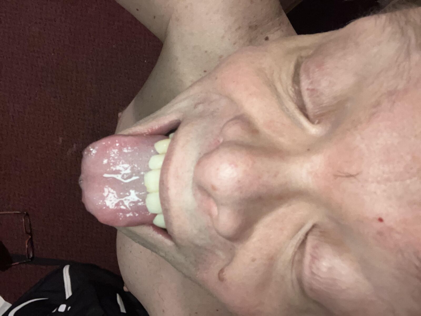 Mund Öffnen Sie die Zunge nackt posieren