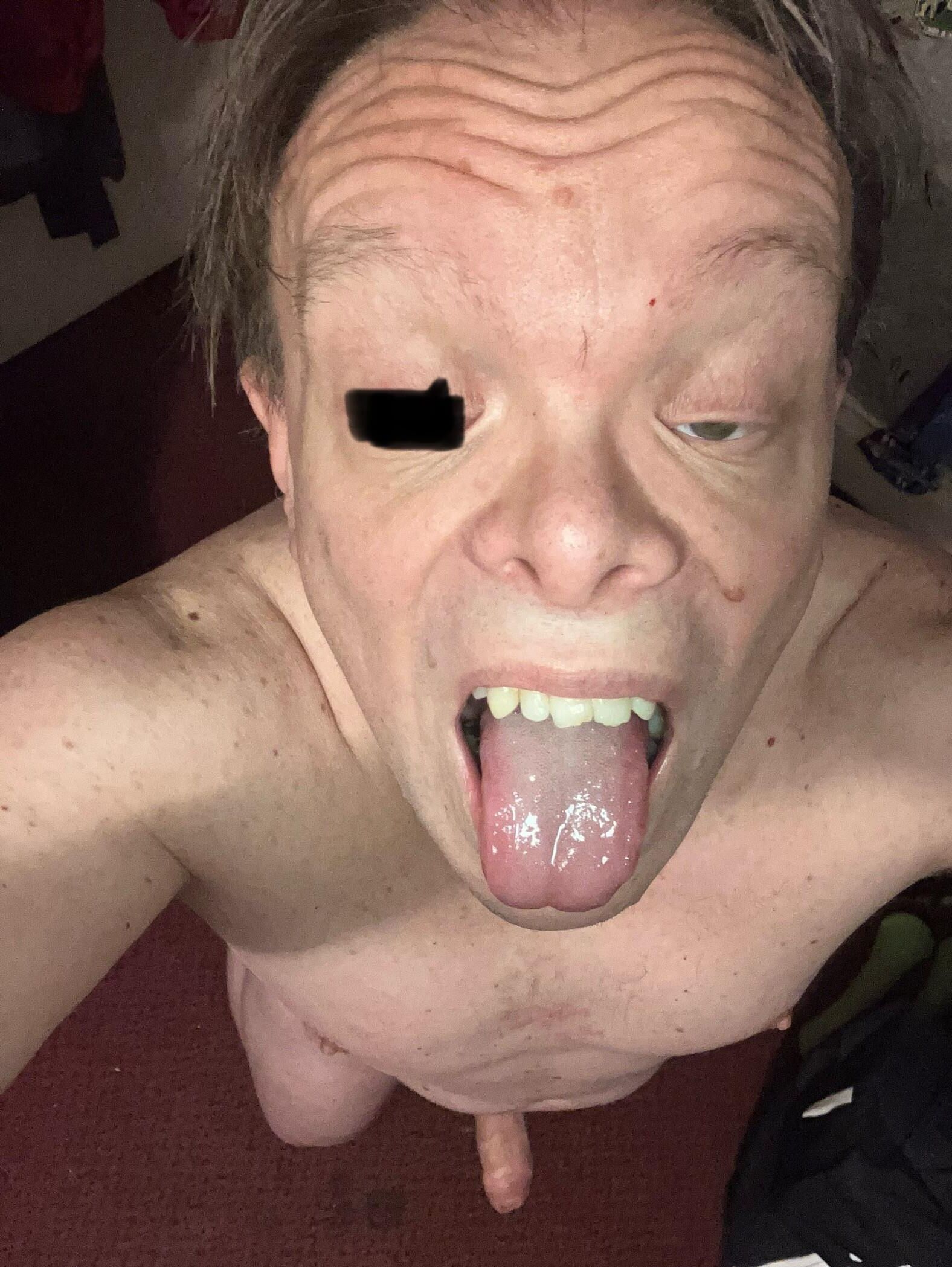 Mund Öffnen Sie die Zunge nackt posieren