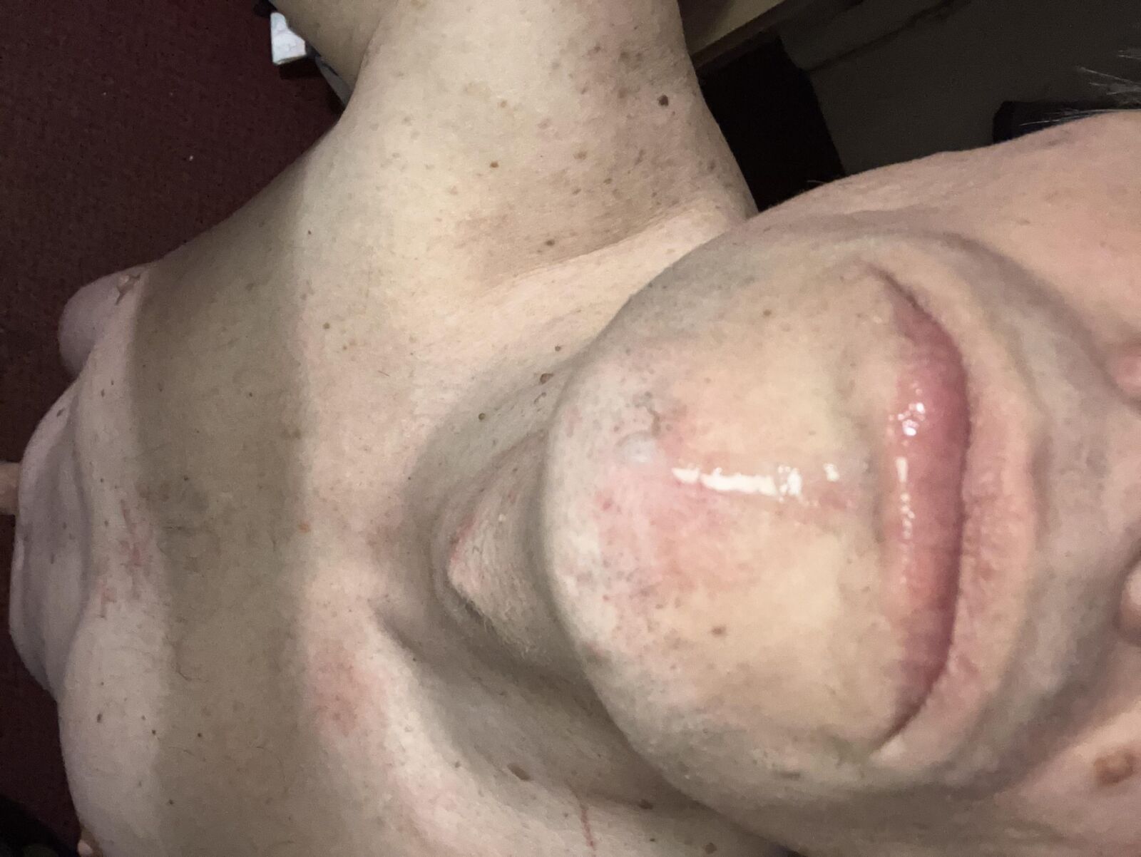 Mund Öffnen Sie die Zunge nackt posieren