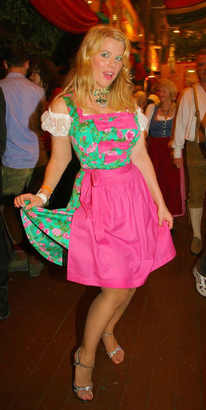Fesche Madln im dirndl zum vierhundertviert`n
