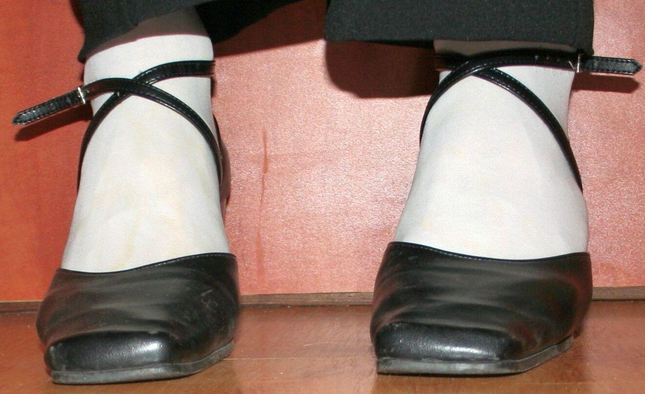 Beine in Strumpfhosen mit Spermaspuren in den Schuhen