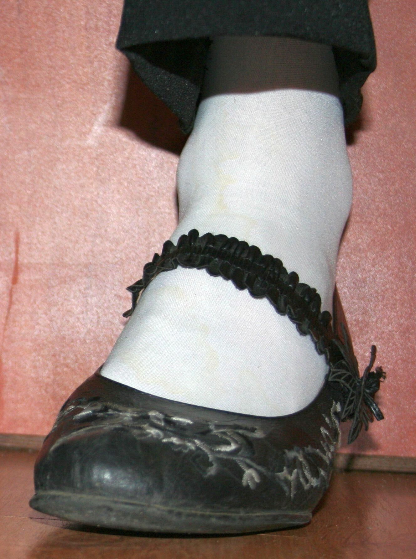 Beine in Strumpfhosen mit Spermaspuren in den Schuhen