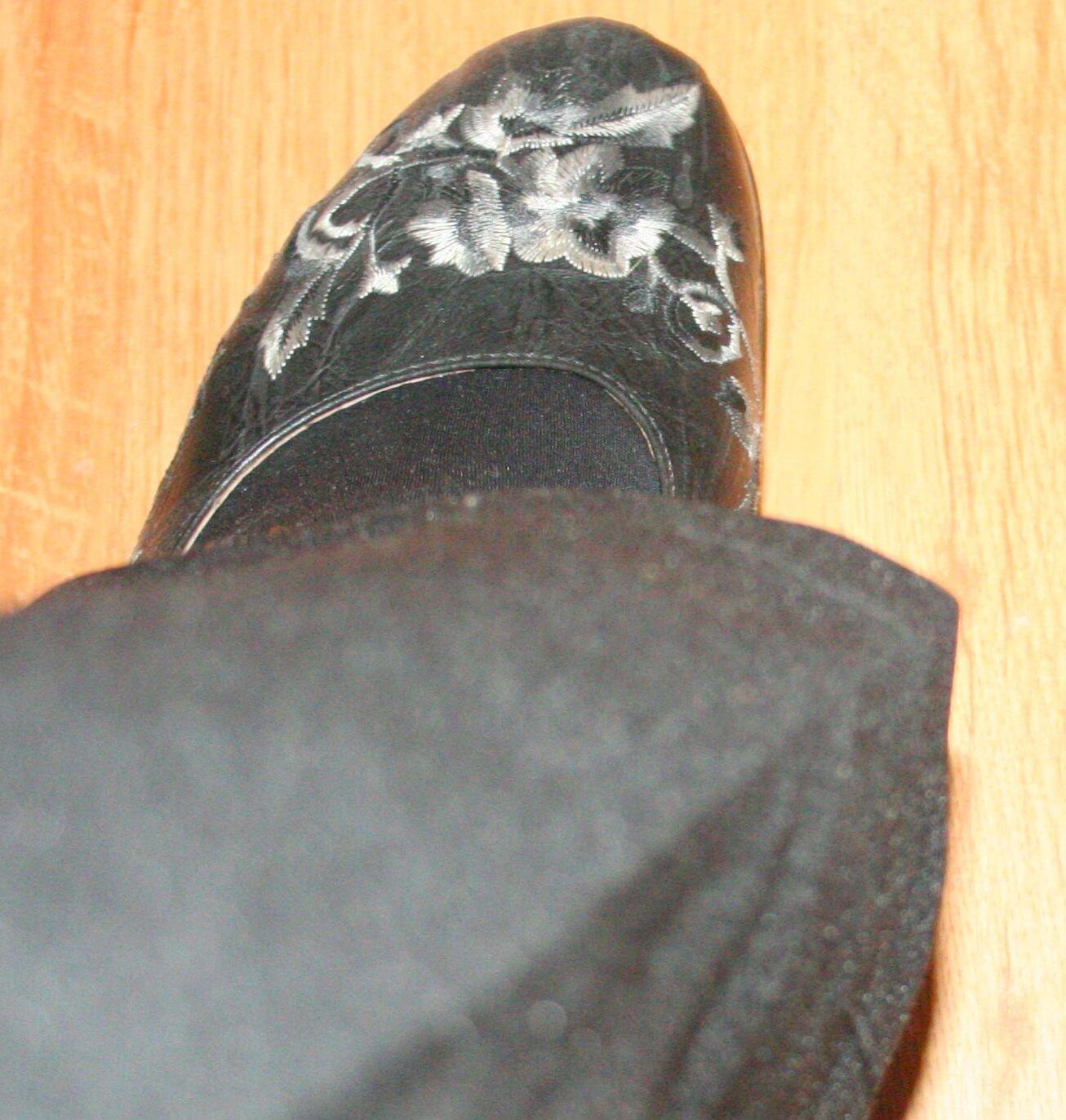 Beine in Strumpfhosen mit Spermaspuren in den Schuhen