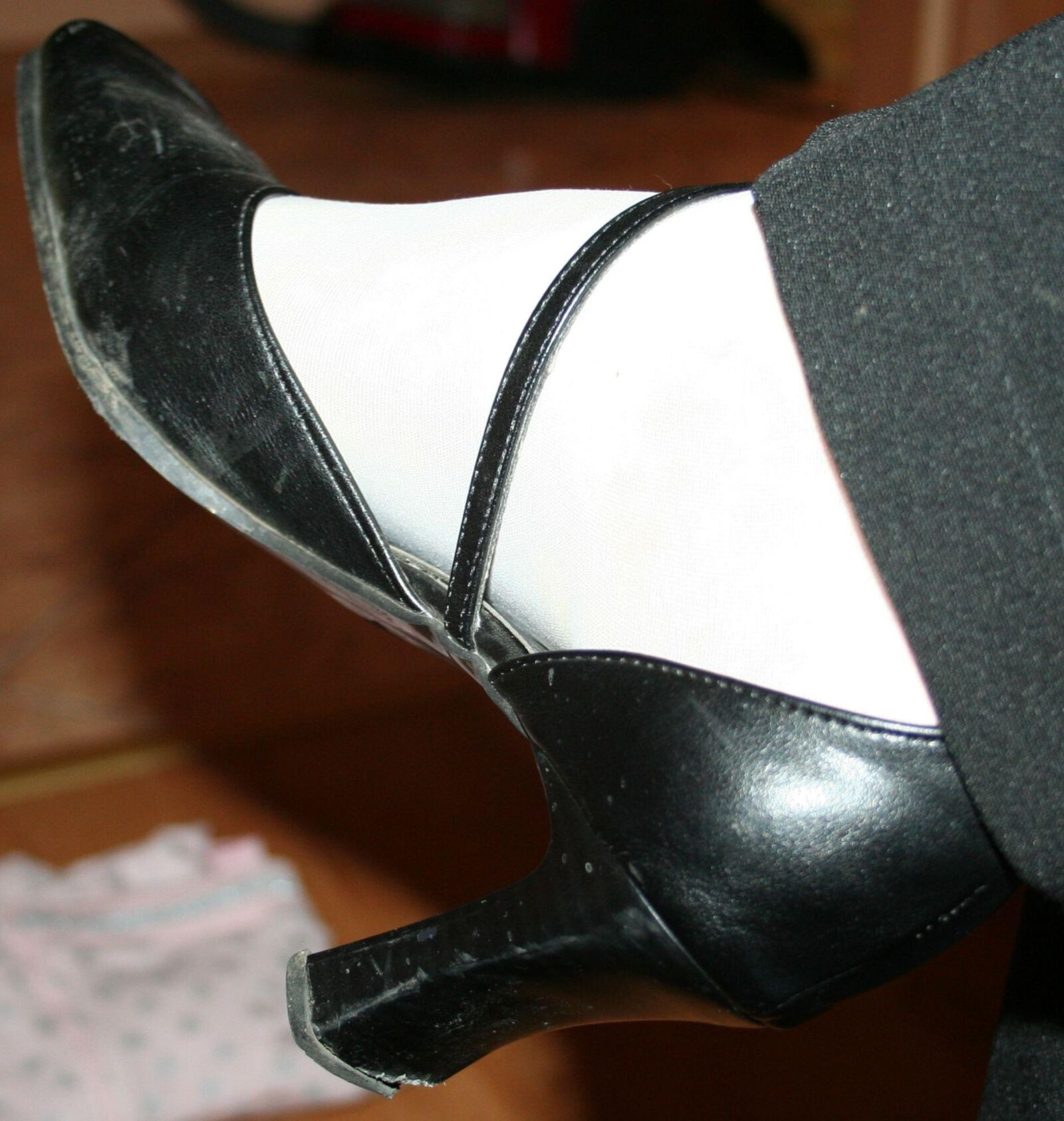 Beine in Strumpfhosen mit Spermaspuren in den Schuhen