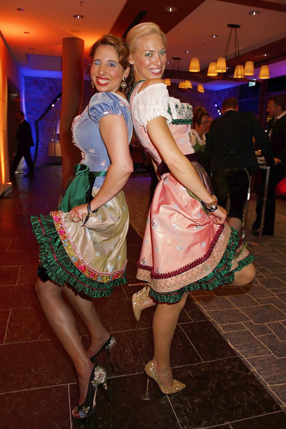 Fesche Madln im dirndl zum vierhundertviert`n