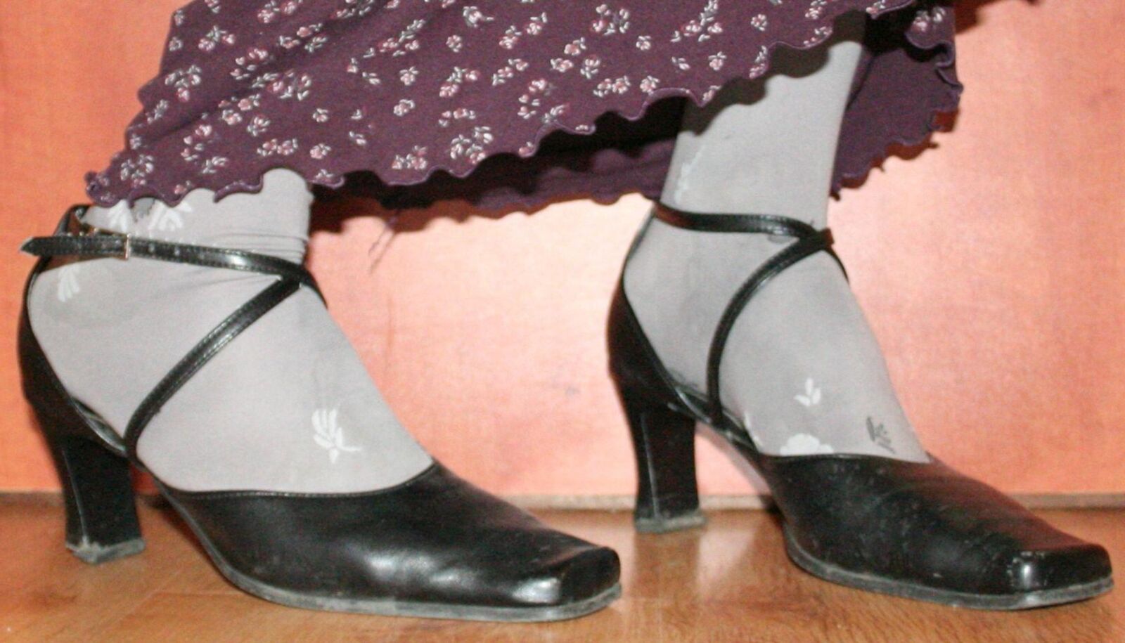 Beine in Strumpfhosen mit Spermaspuren in den Schuhen