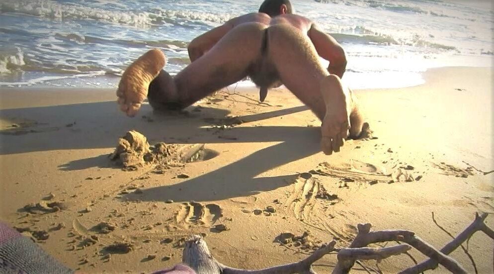 allein und nackter Typ am Strand