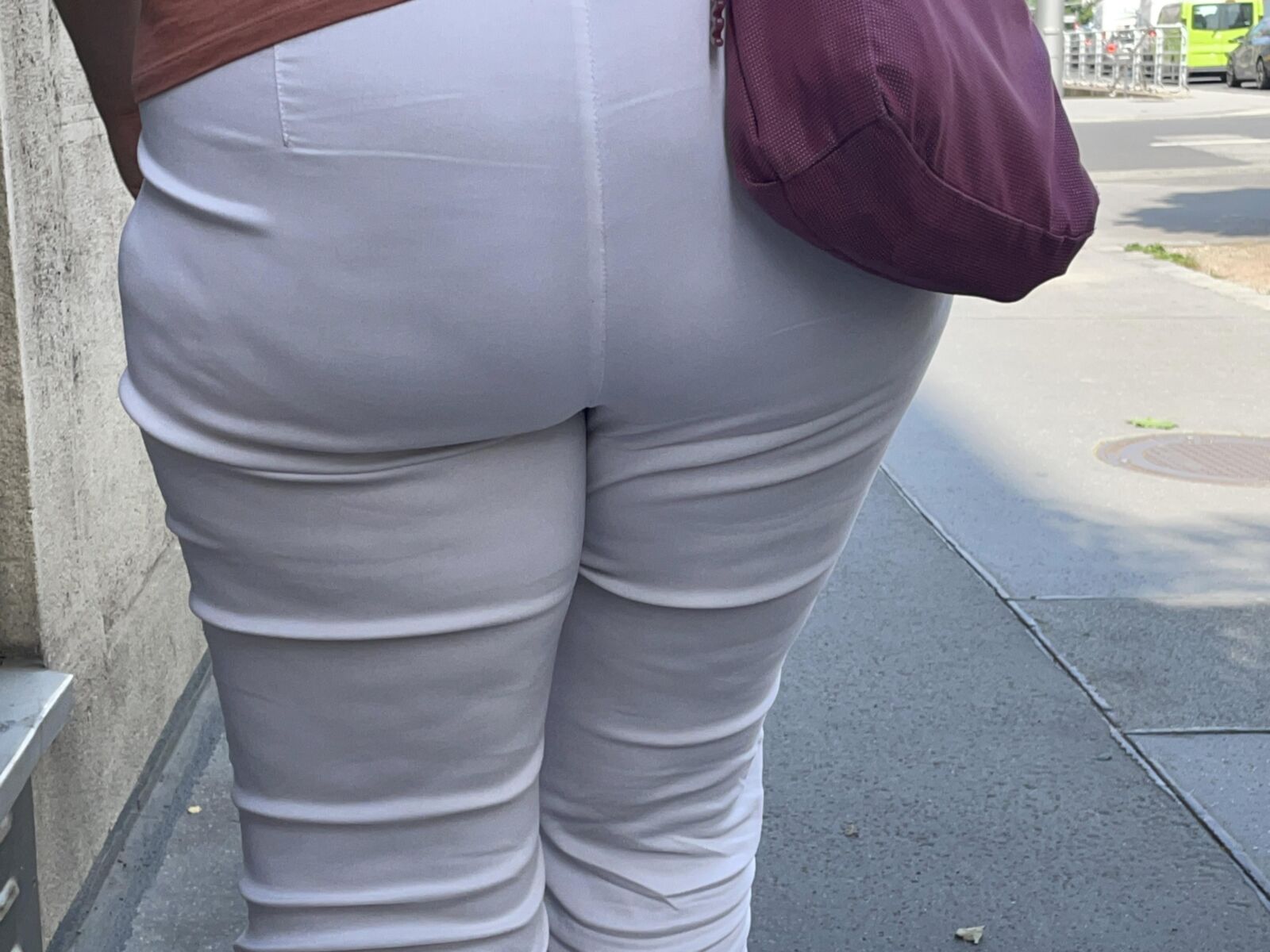 Задница откровенна в белом
