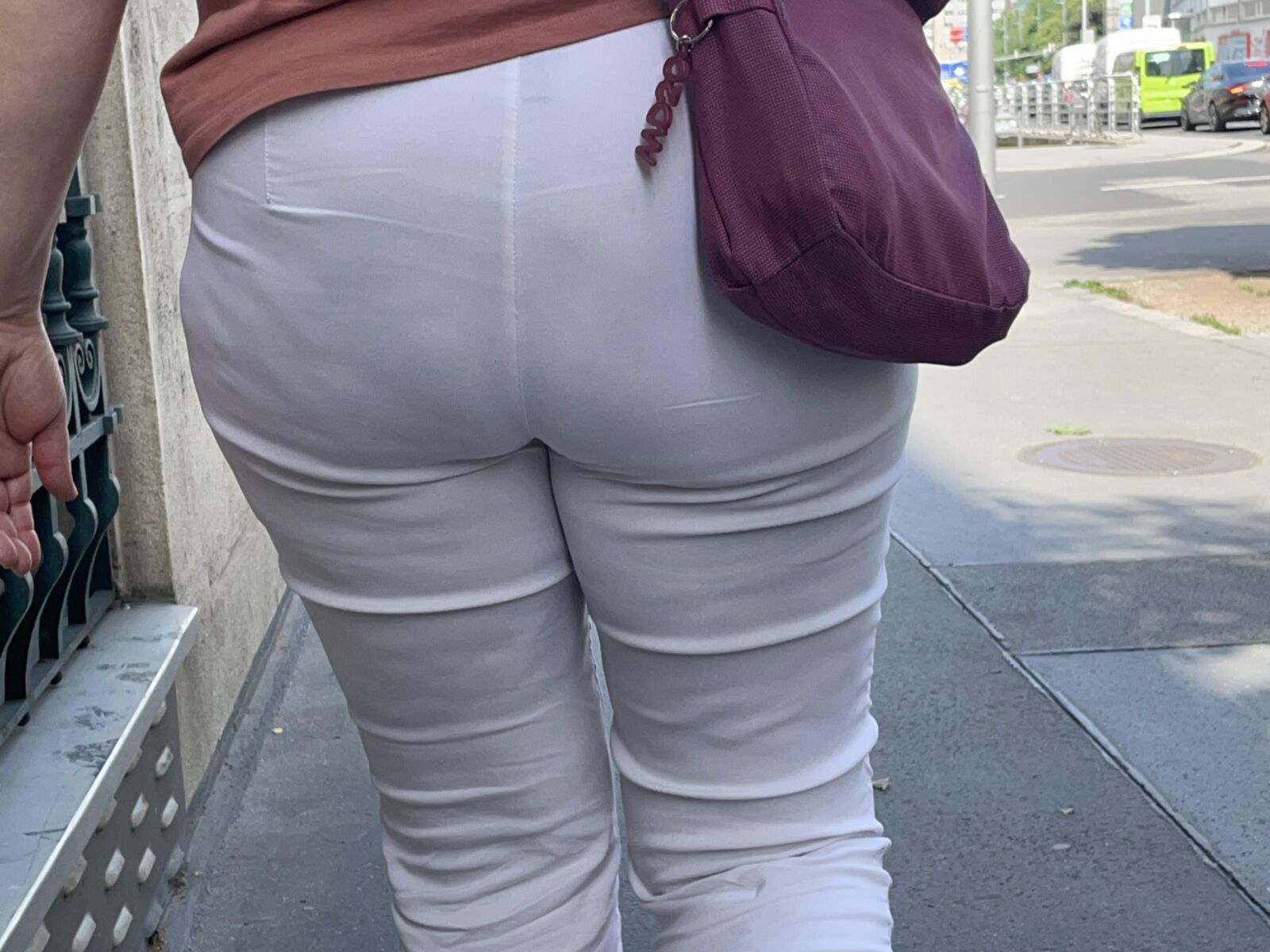 Задница откровенна в белом