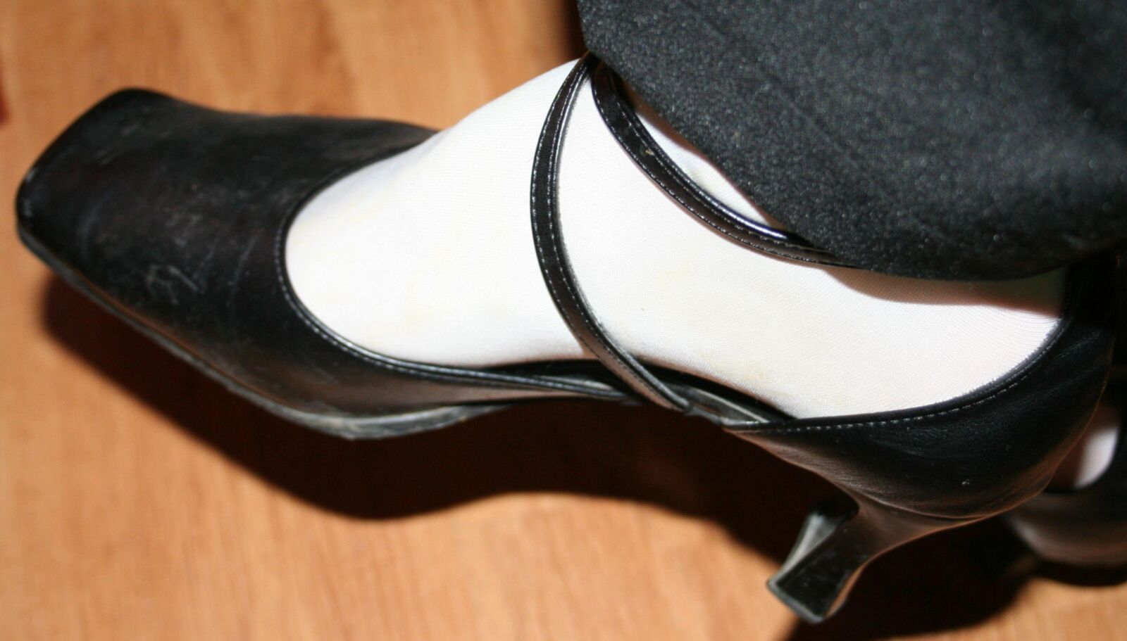 Beine in Strumpfhosen mit Spermaspuren in den Schuhen