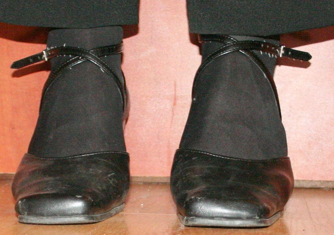 Beine in Strumpfhosen mit Spermaspuren in den Schuhen