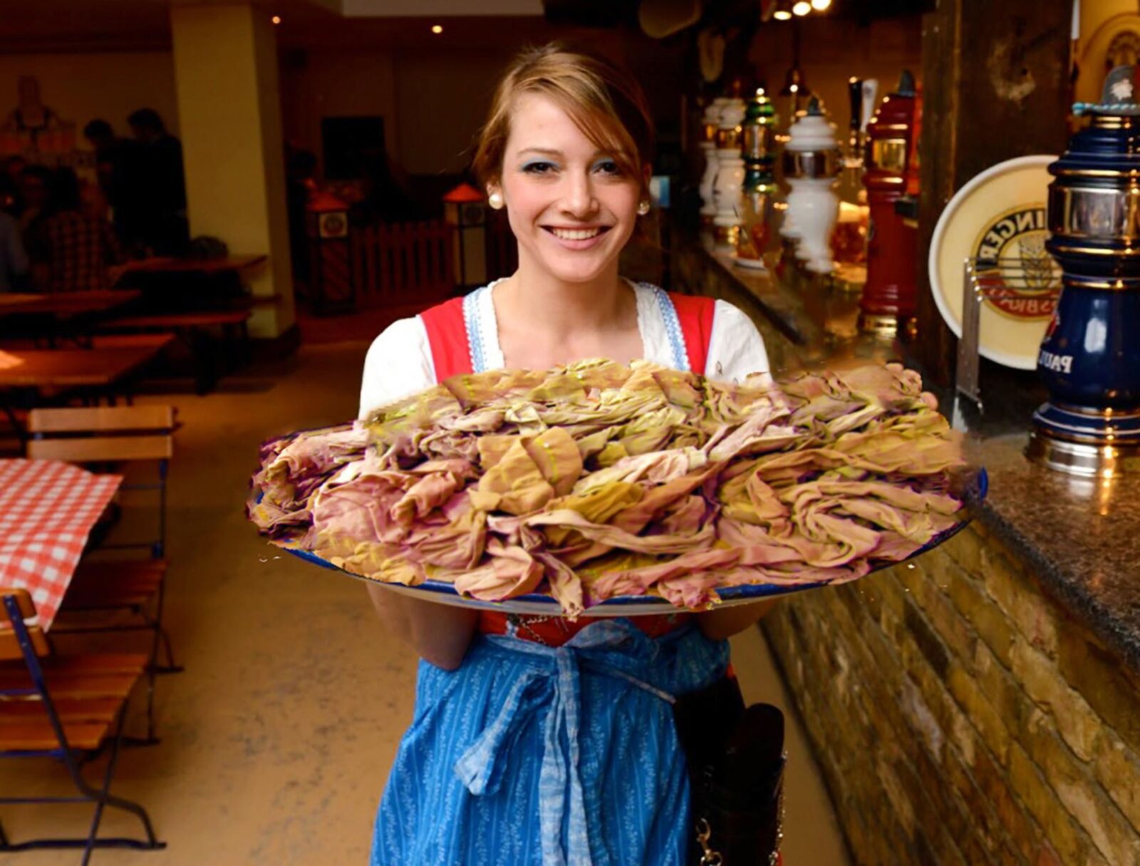 Fesche Madln im dirndl zum vierhundertviert`n