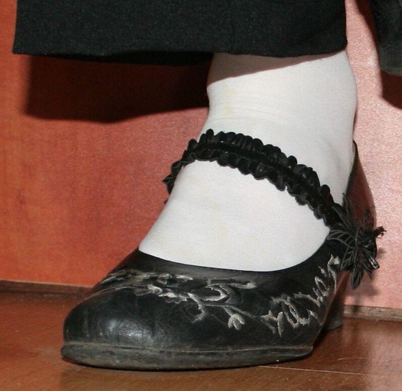 Beine in Strumpfhosen mit Spermaspuren in den Schuhen