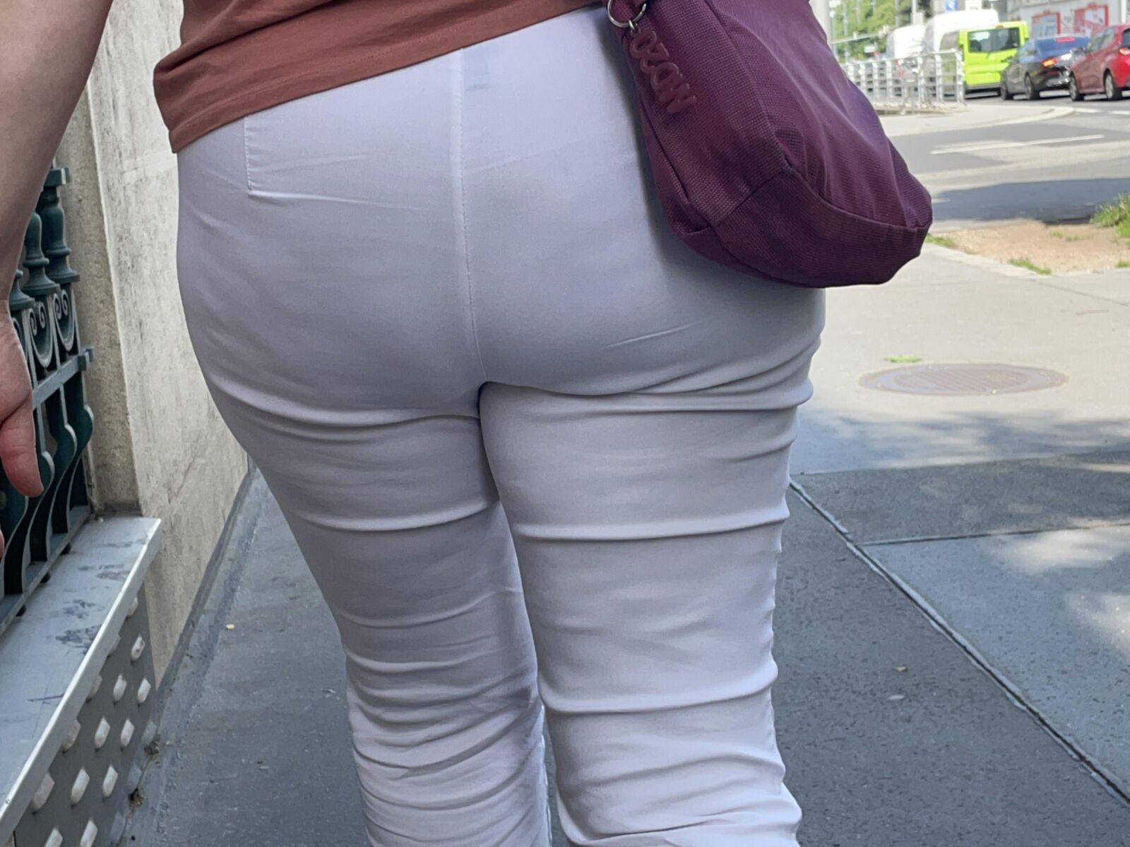 Задница откровенна в белом
