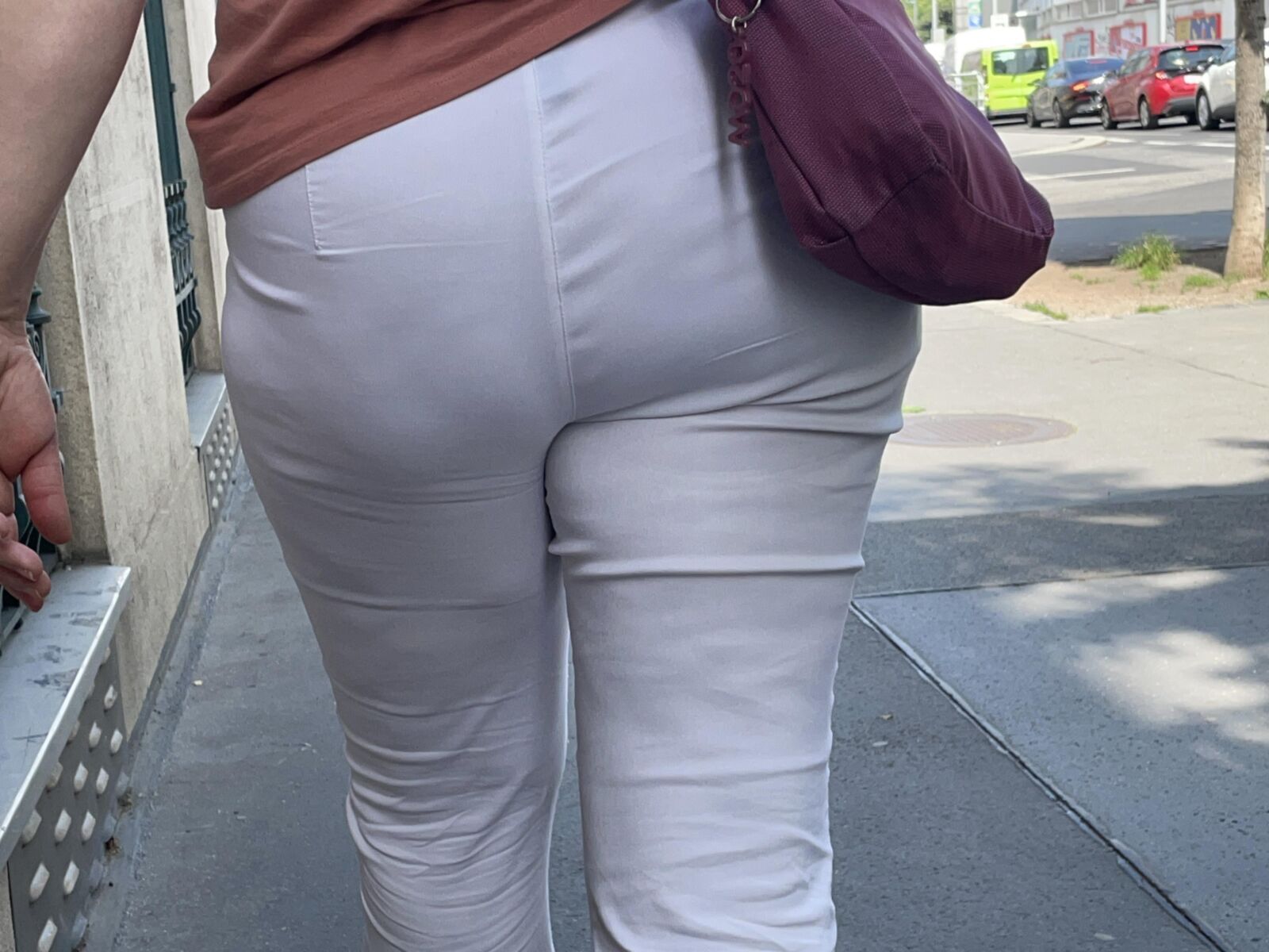 Задница откровенна в белом