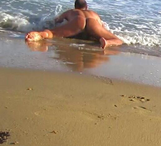 allein und nackter Typ am Strand