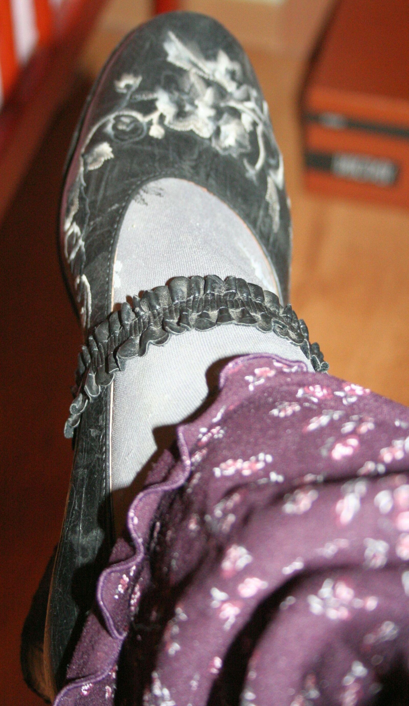 Beine in Strumpfhosen mit Spermaspuren in den Schuhen