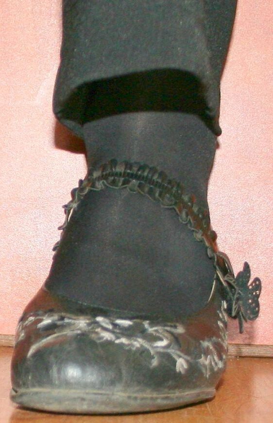 Beine in Strumpfhosen mit Spermaspuren in den Schuhen