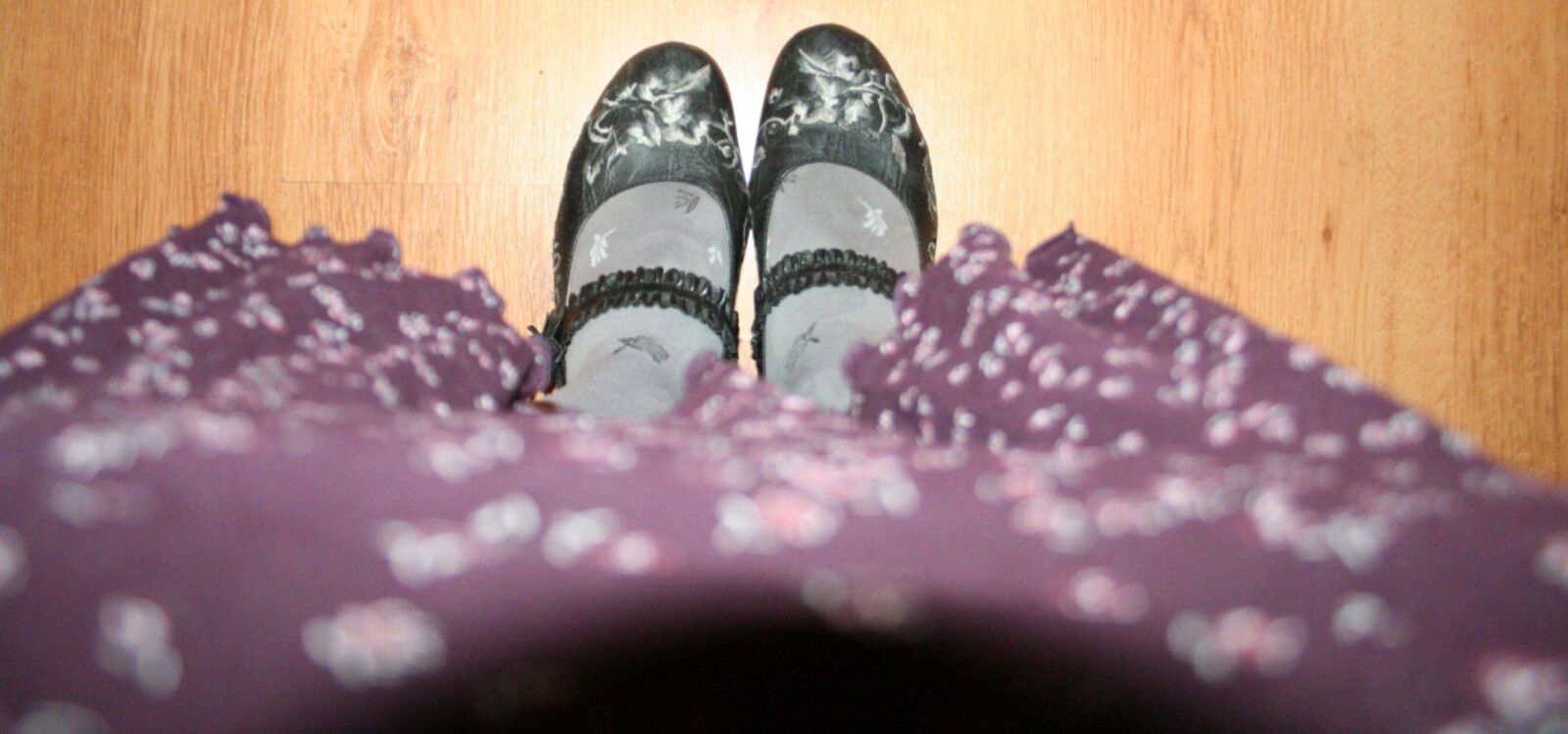 Beine in Strumpfhosen mit Spermaspuren in den Schuhen