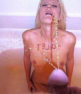 Junges Urinal mit Piercings