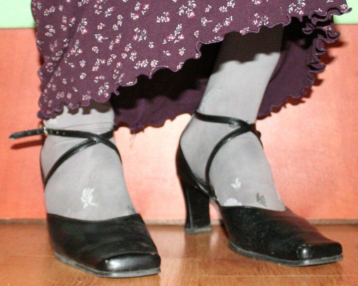 Beine in Strumpfhosen mit Spermaspuren in den Schuhen