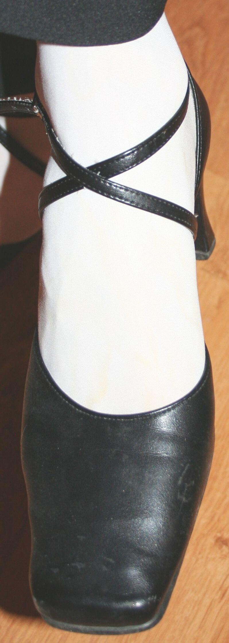 Beine in Strumpfhosen mit Spermaspuren in den Schuhen