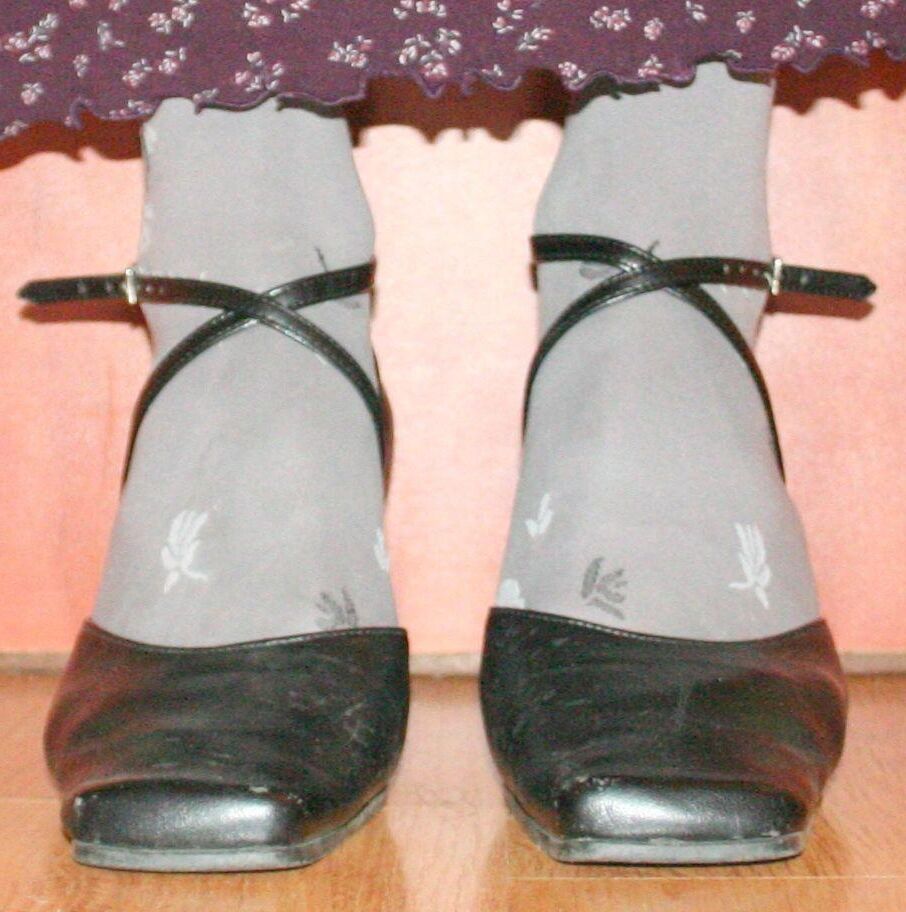 Beine in Strumpfhosen mit Spermaspuren in den Schuhen