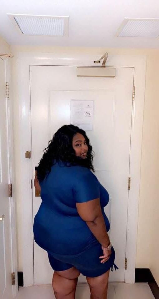 Красивая черная мамаша SSBBW