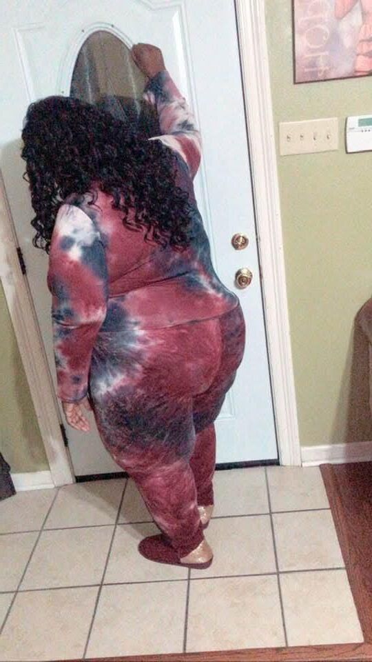 Красивая черная мамаша SSBBW