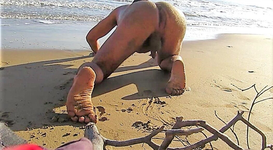 allein und nackter Typ am Strand