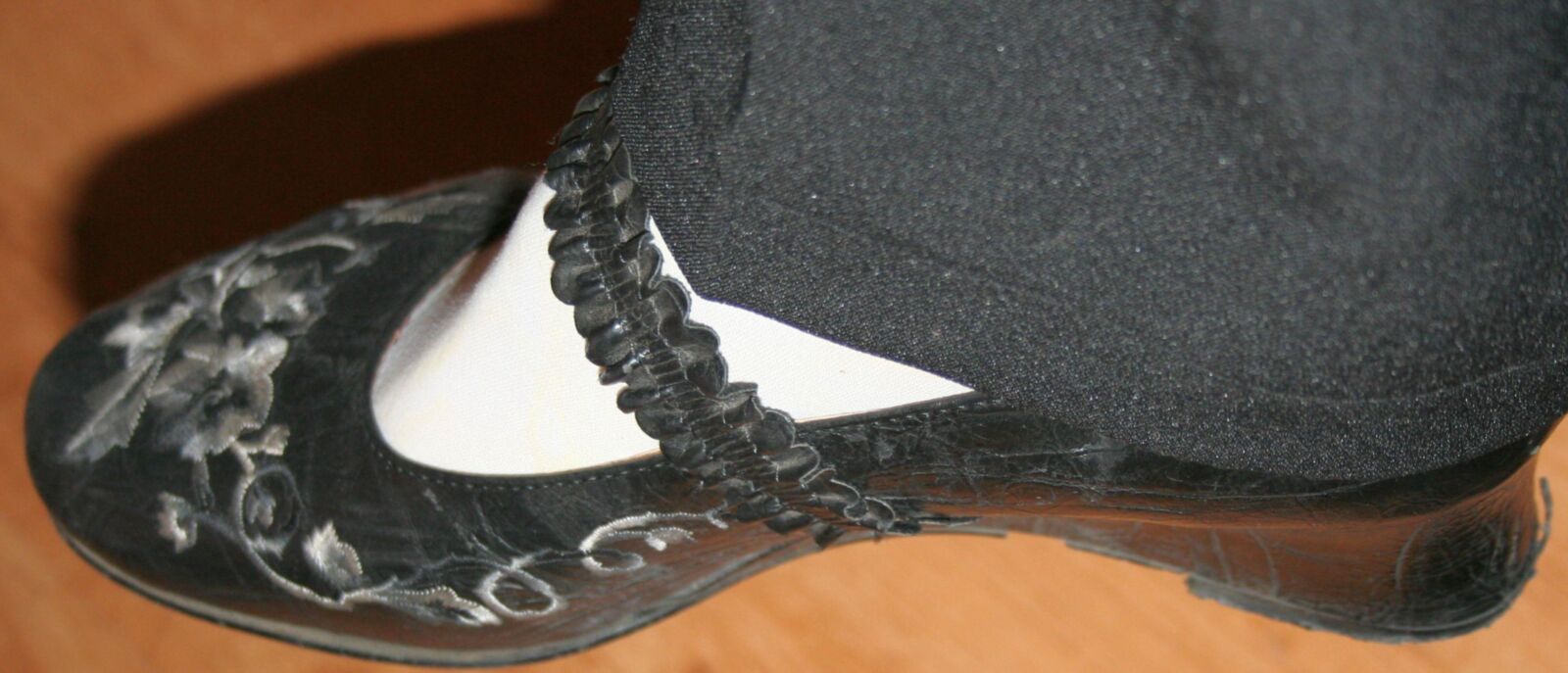 Beine in Strumpfhosen mit Spermaspuren in den Schuhen