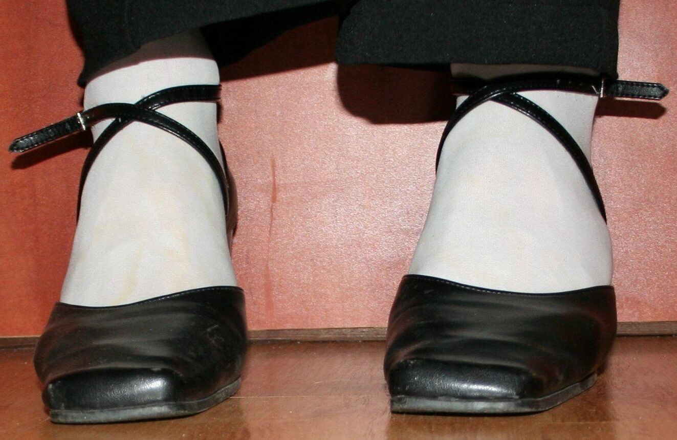 Beine in Strumpfhosen mit Spermaspuren in den Schuhen