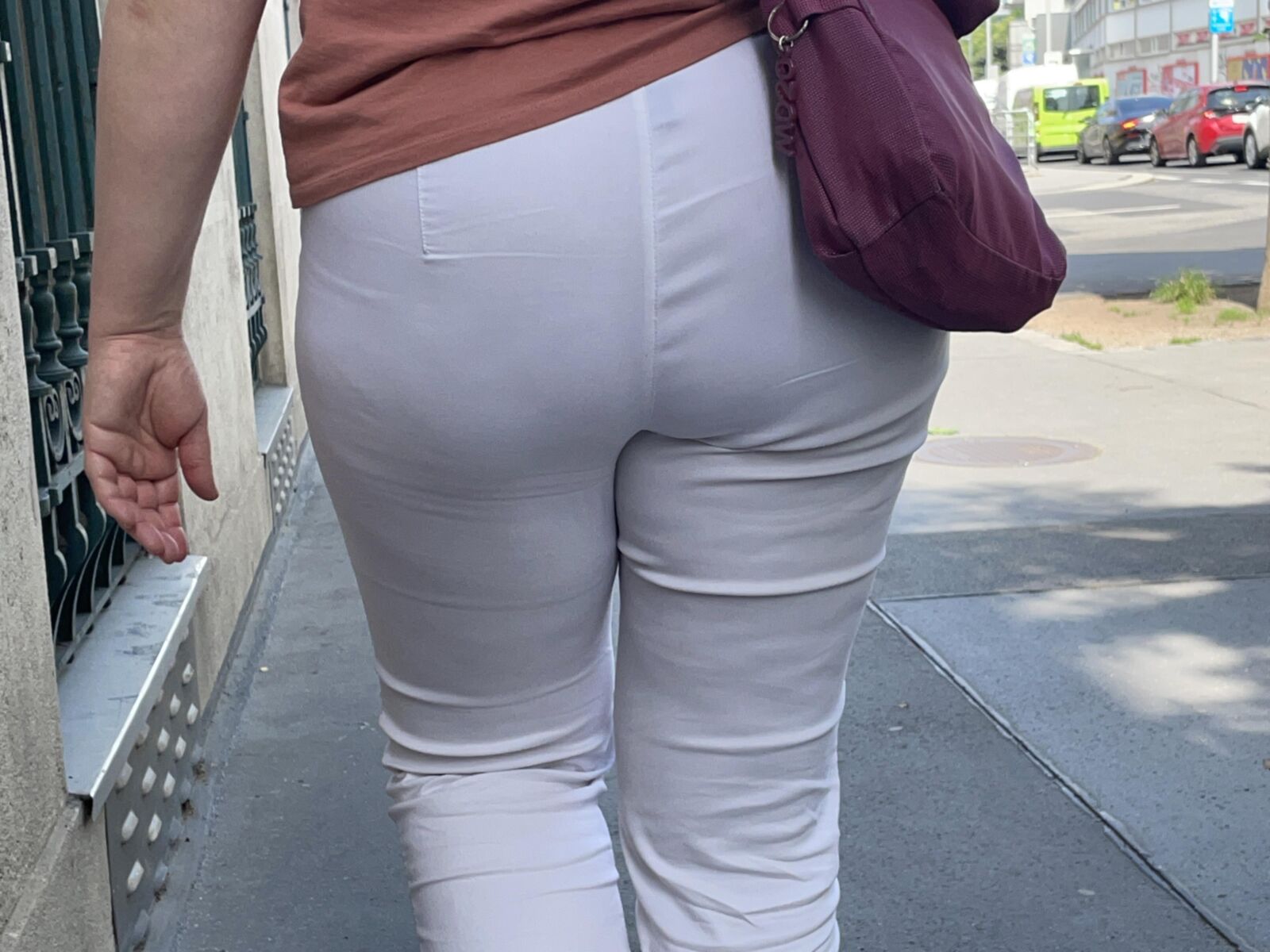 Задница откровенна в белом