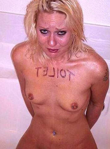 Junges Urinal mit Piercings